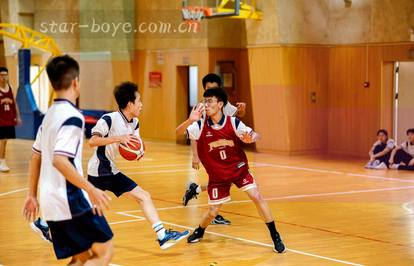 清晨空看台与跑道线条的广角画面，深蓝调，远处亮着一束暖橙灯光